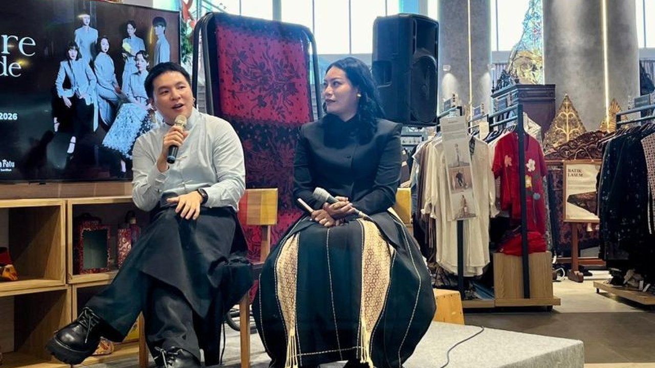 Desainer Wilsen Willim hadirkan koleksi busana Imlek yang tak hanya indah namun juga sangat fleksibel, dirancang untuk bisa dipakai di berbagai kesempatan dan sepanjang tahun.