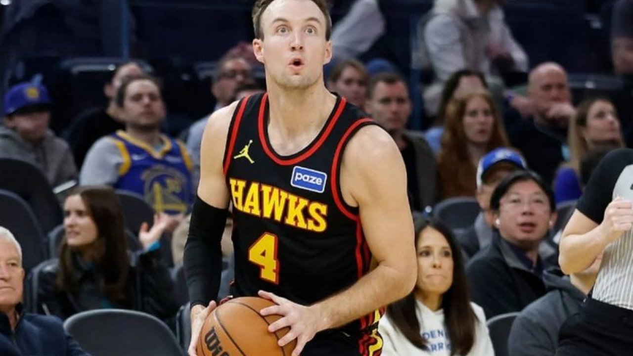 LA Lakers melakukan tukar pemain signifikan di bursa transfer NBA 2025-2026, mendatangkan penembak jitu Luke Kennard dari Atlanta Hawks dan melepas Gabe Vincent. Pertukaran pemain ini bertujuan untuk mengatasi masalah akurasi tembakan tiga angka Lakers. A