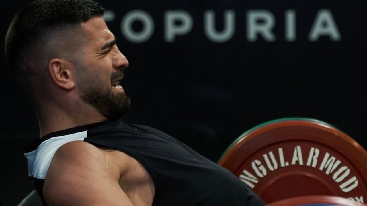 Juara kelas ringan UFC, Ilia Topuria, mengisyaratkan comeback ke oktagon setelah menunda karier bertandingnya, memicu spekulasi pertarungan penyatuan gelar yang dinanti.