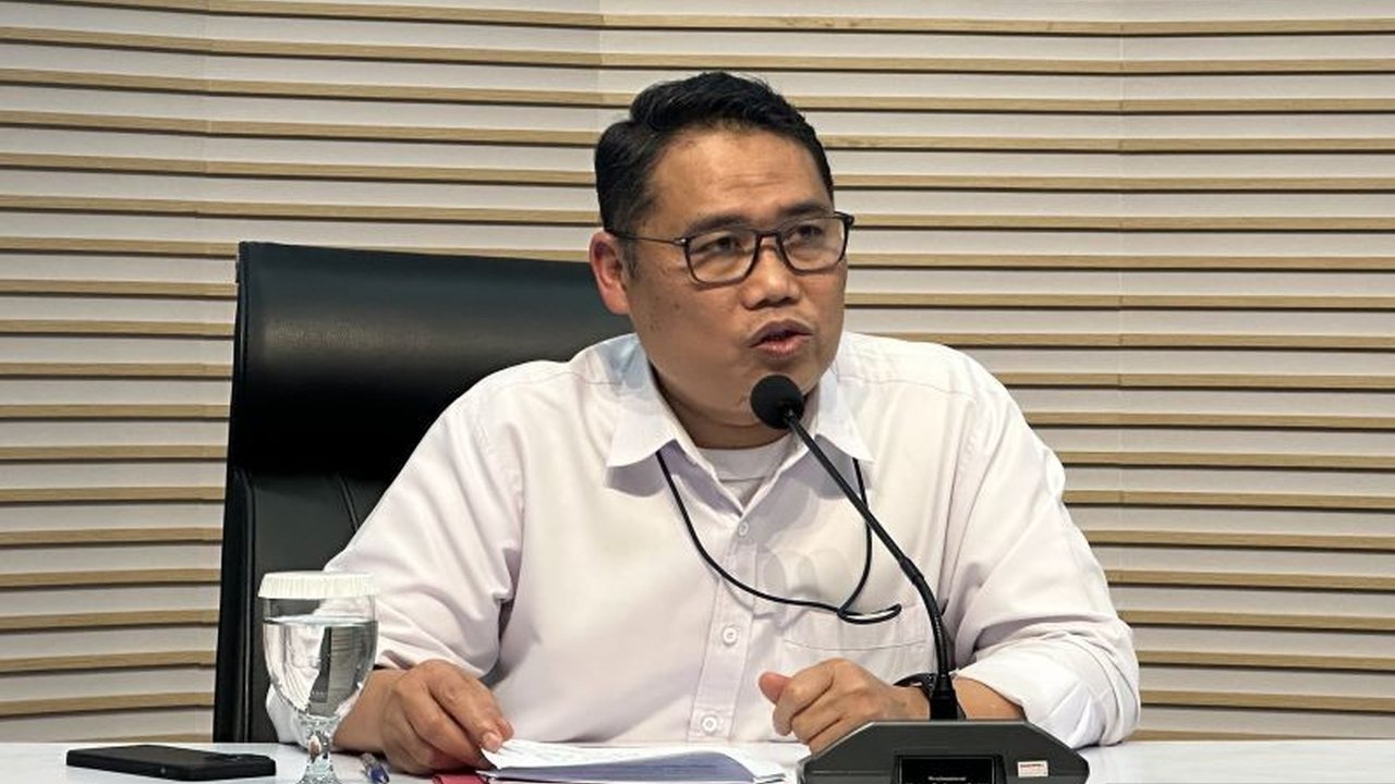 Komisi Pemberantasan Korupsi (KPK) mengungkap adanya perpindahan uang dari pihak swasta ke aparat penegak hukum dalam operasi tangkap tangan (OTT KPK Depok) keenam tahun 2026 di Depok, Jawa Barat, memicu pertanyaan dugaan suap atau pemerasan.