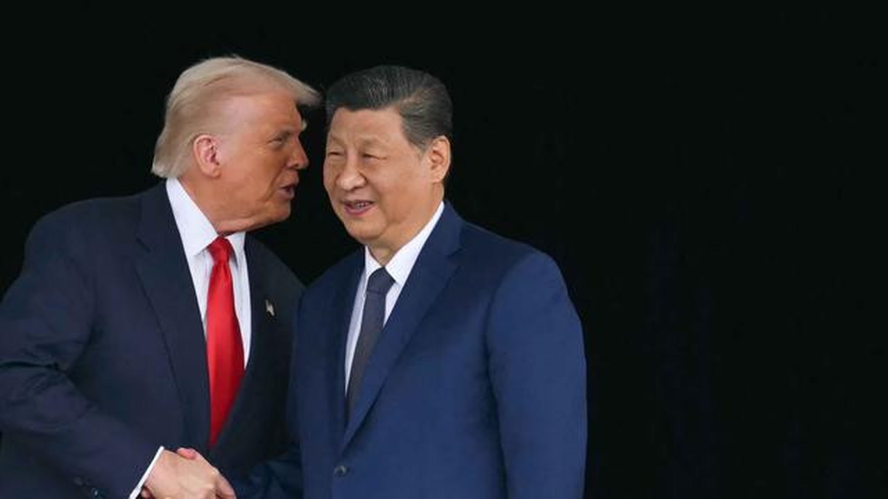 Presiden Amerika Serikat (AS) Donald Trump (kiri) dan Presiden Tiongkok Xi Jinping berjabat tangan saat meninggalkan Pangkalan Udara Gimhae, yang terletak di sebelah Bandara Internasional Gim
