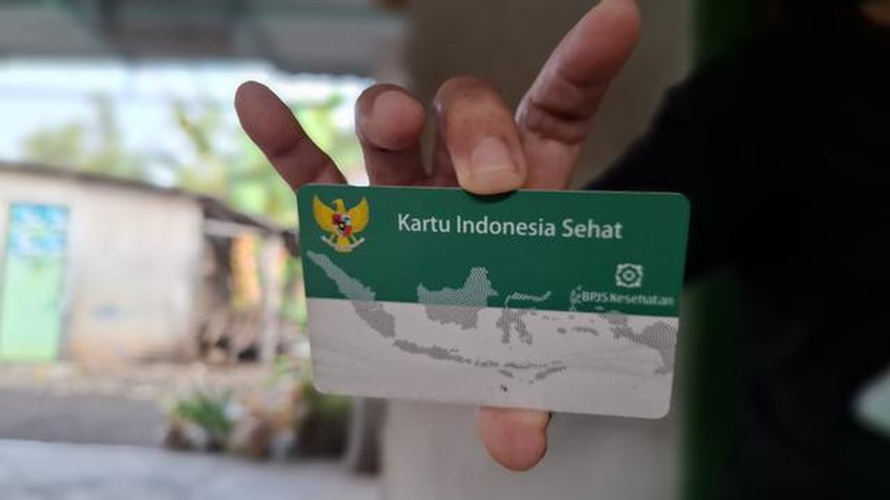 Seorang warga Gunungkidul menunjukkan Kartu Indonesia Sehat (BPJS Kesehatan) yang kini tak lagi aktif setelah dinonaktifkan sebagai peserta Penerima Bantuan Iuran (PBI) per 1 Juni 2025. Penon