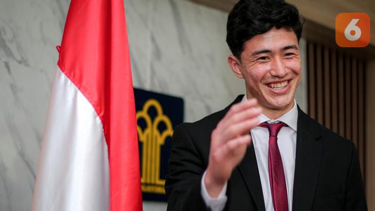 Kiper keturunan Indonesia-Iran, Cyrus Margono setelah mengambil sumpah Warga Negara Indonesia (WNI) di Kanwil Kemenkumham DKI, Cawang, Jakarta, Kamis (21/03/2024). (Bola.com/Bagaskara Lazu