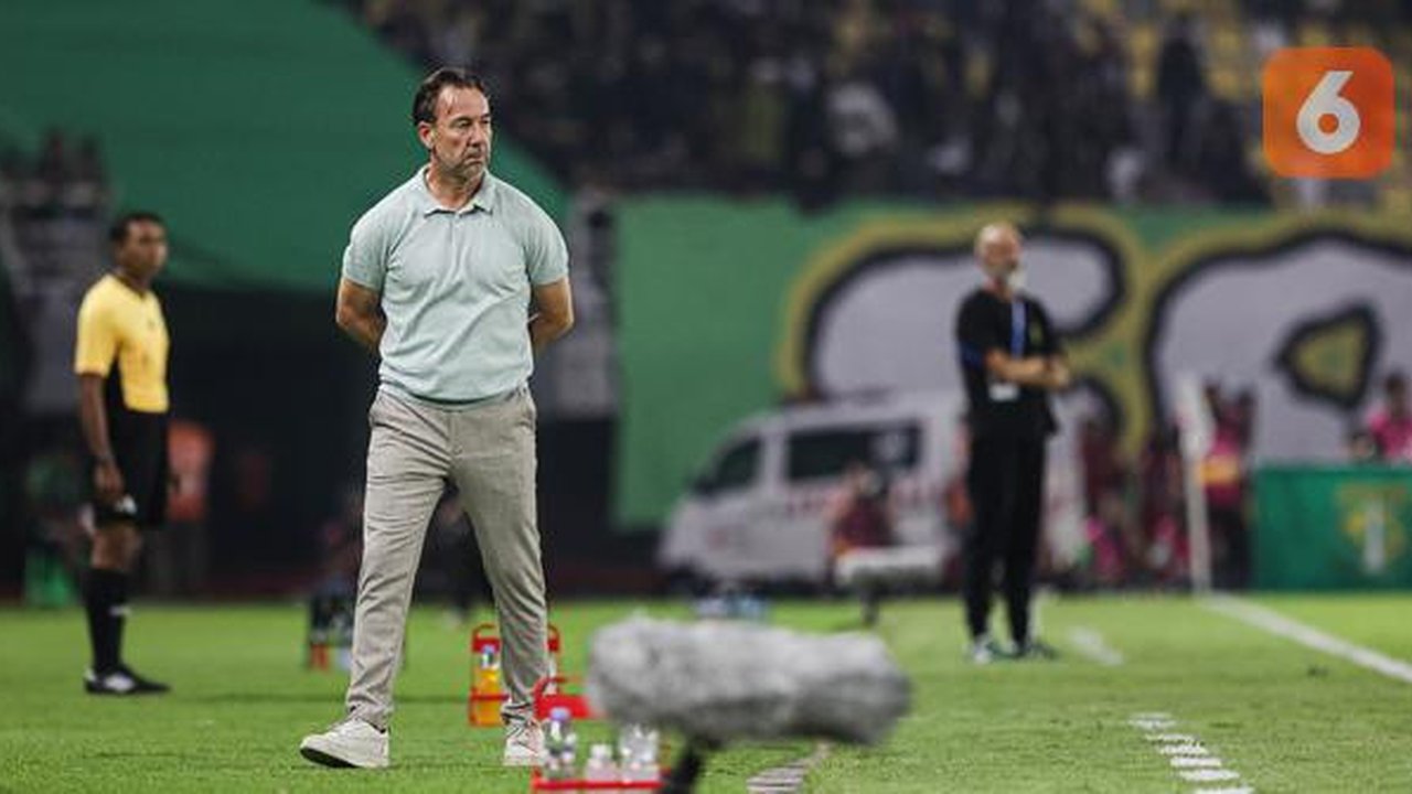 Pelatih PSIM Yogyakarta, Jean-Paul Van Gastel saat memberikan instruksi di pinggir lapangan ketika melawan Persebaya Surabaya pada BRI Super League 2025/2026 di Stadion Gelora Bu