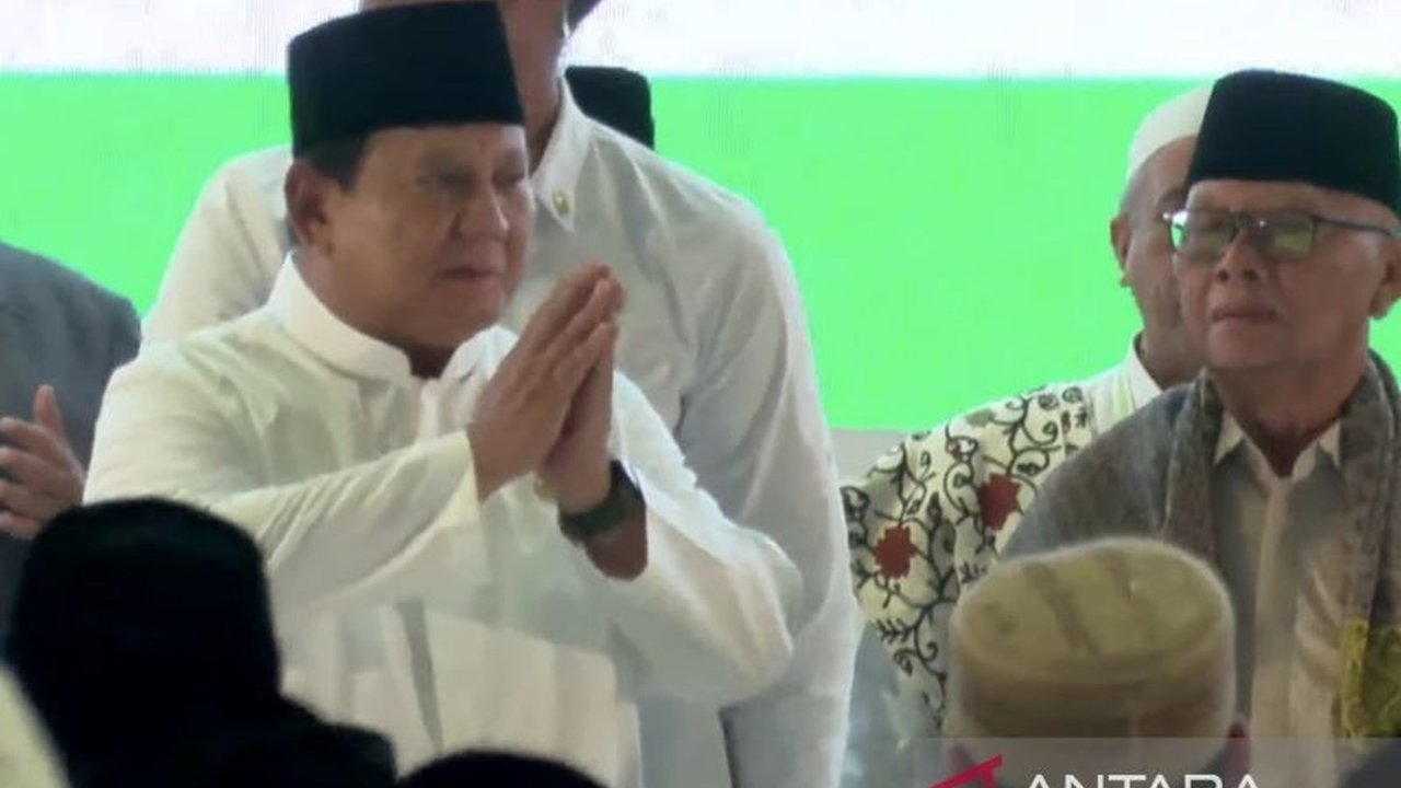 Presiden Prabowo Subianto menghadiri pengukuhan pengurus Majelis Ulama Indonesia (MUI) periode 2025-2030 di Masjid Istiqlal, Jakarta, menyerukan persatuan dan munajat keselamatan bangsa di tengah berbagai tantangan. Acara ini menjadi bukti komitmen pemeri