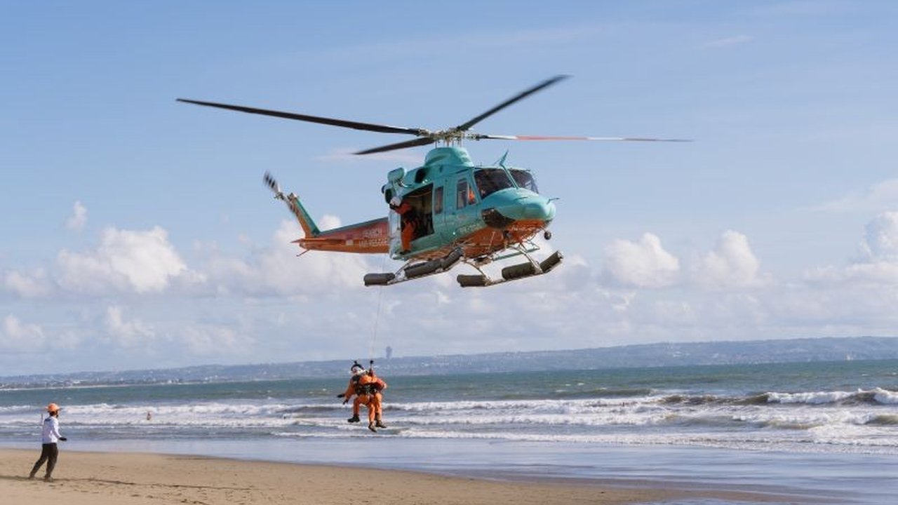 Kolaborasi antara Basarnas, Finns Beach Club, dan SGI menghadirkan helikopter canggih untuk mempercepat **respons darurat pariwisata Bali**, memastikan keamanan wisatawan di Pulau Dewata.