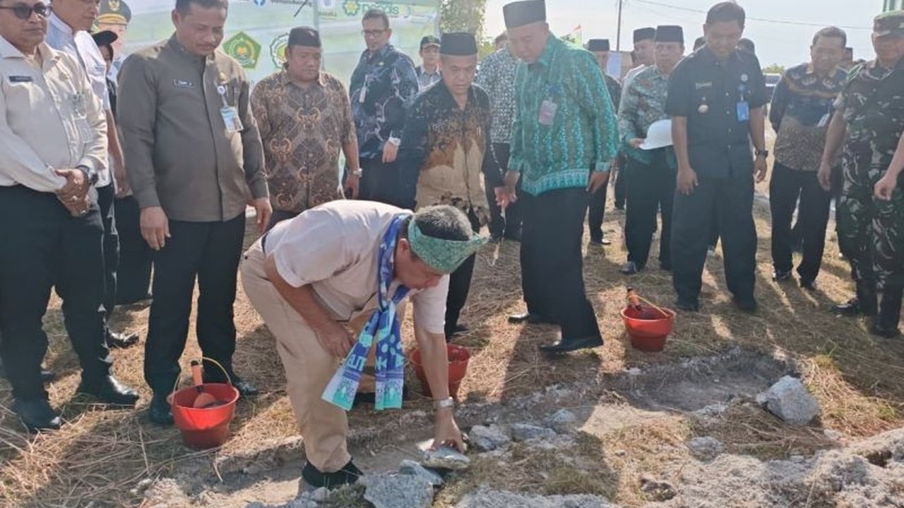 Gubernur Kepulauan Bangka Belitung Hidayat Arsani menegaskan pentingnya sarana ibadah sekolah sebagai fondasi pembentukan moral dan karakter siswa yang beriman. Simak perannya dalam mencetak generasi unggul.