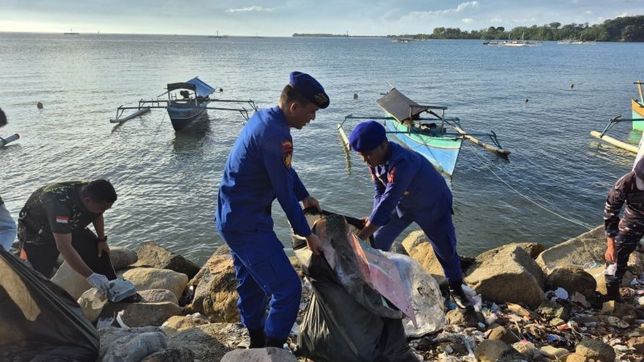 Polairud Polda Gorontalo menggelar Operasi Bersih Pantai Gorontalo di Boalemo, melibatkan berbagai unsur untuk menjaga kebersihan pesisir dan meningkatkan kesadaran masyarakat akan bahaya sampah laut.