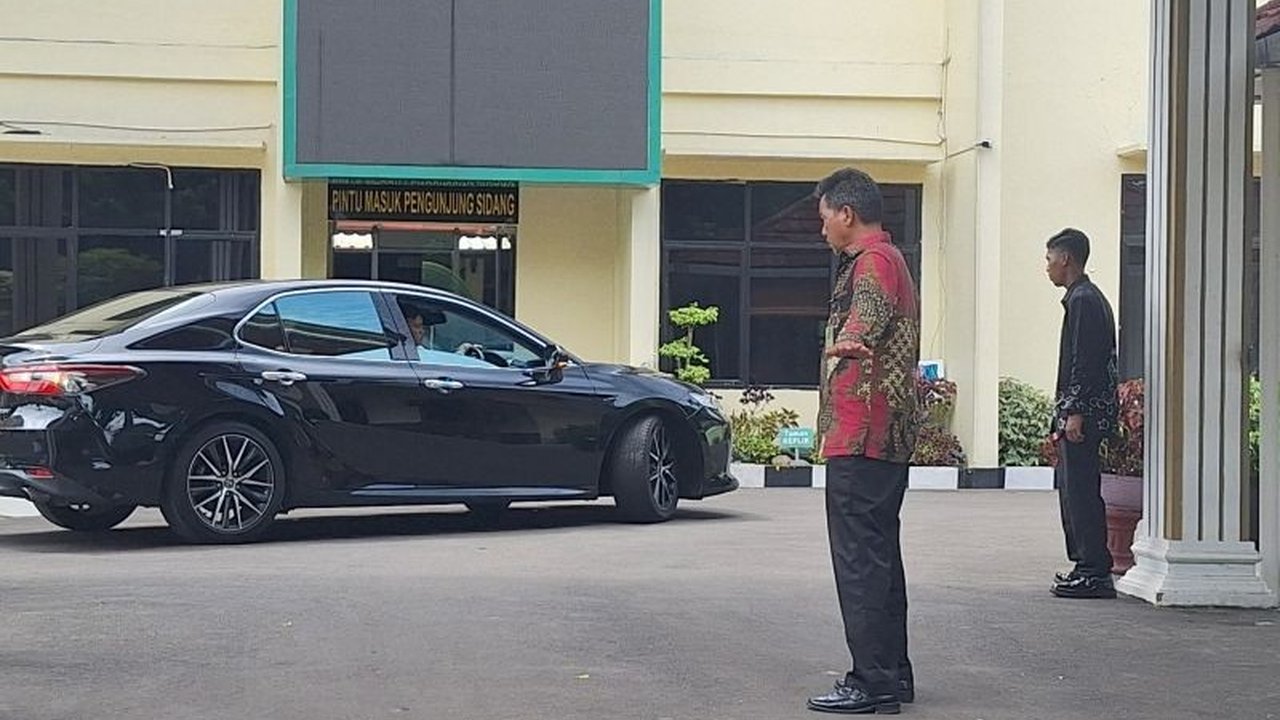 Ketua Pengadilan Tinggi Bandung, Hery Supriyono, mendatangi Pengadilan Negeri Depok usai operasi tangkap tangan (OTT) KPK terhadap Wakil PN Depok, menimbulkan pertanyaan besar di tengah situasi yang sepi.