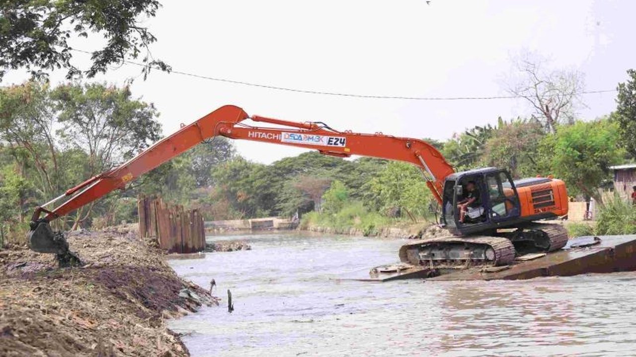 Pemerintah Kabupaten Bekasi mempercepat program Percepatan Normalisasi Sungai Bekasi, khususnya CBL dan Ciherang, sebagai langkah mitigasi banjir tahunan dan kekeringan lahan pertanian. Simak prioritas dan tantangan pelaksanaannya.
