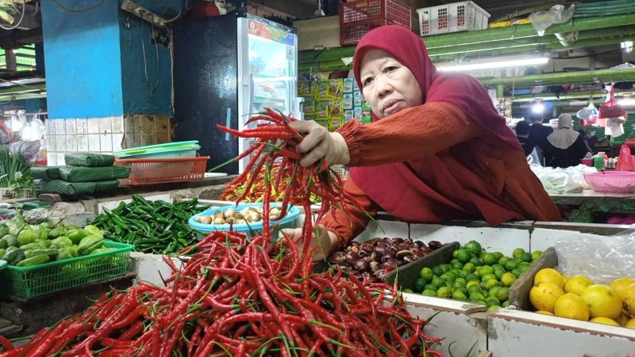 Jelang bulan suci Ramadhan 2026, harga cabai rawit di Pasar Jatinegara mulai menunjukkan tren kenaikan signifikan. Simak penyebab dan dampaknya pada aktivitas belanja masyarakat.