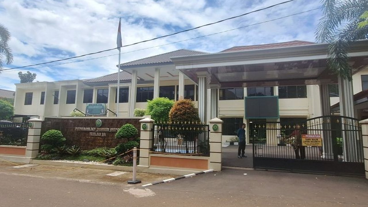 Pengadilan Negeri Depok terlihat sepi usai operasi tangkap tangan (OTT) KPK yang melibatkan Wakil Ketua PN Depok, BS, terkait dugaan suap perkara. Penangkapan ini menjadi sorotan publik.
