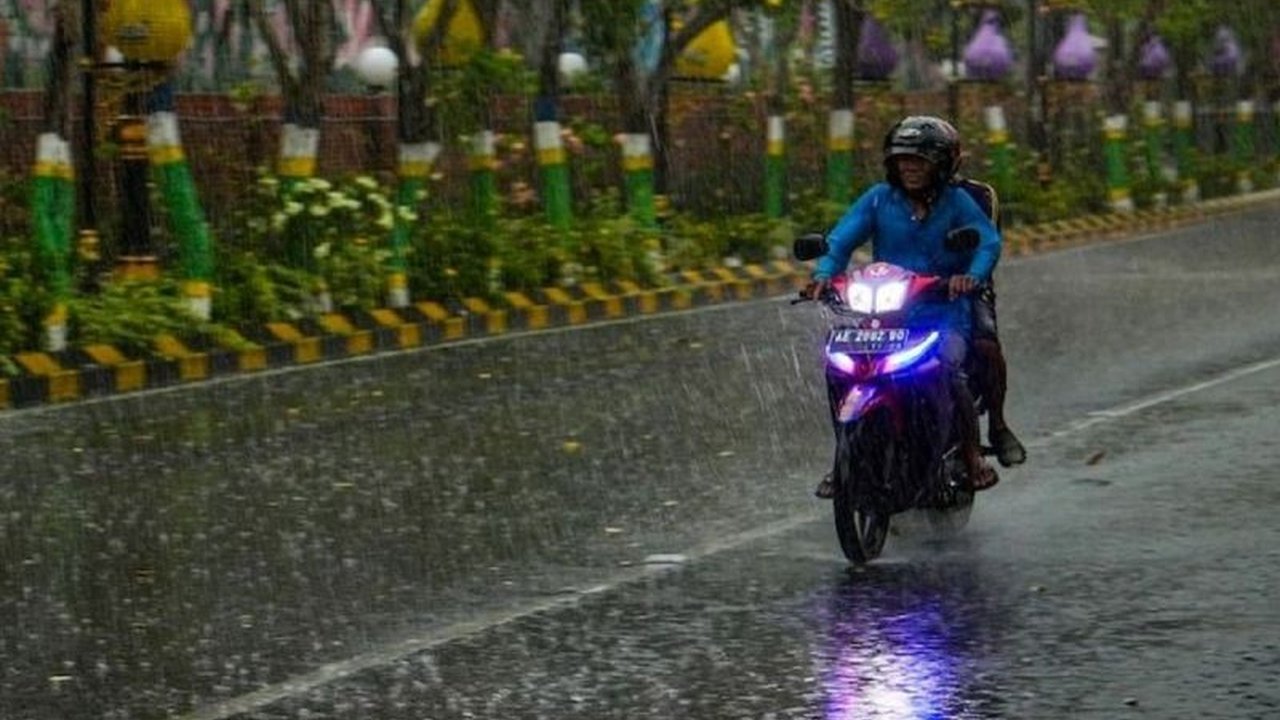 Badan Meteorologi, Klimatologi, dan Geofisika (BMKG) memprakirakan mayoritas wilayah Indonesia berpotensi diguyur hujan pada Sabtu ini. Waspada potensi cuaca ekstrem. Cek prakiraan cuaca BMKG lengkap di sini.