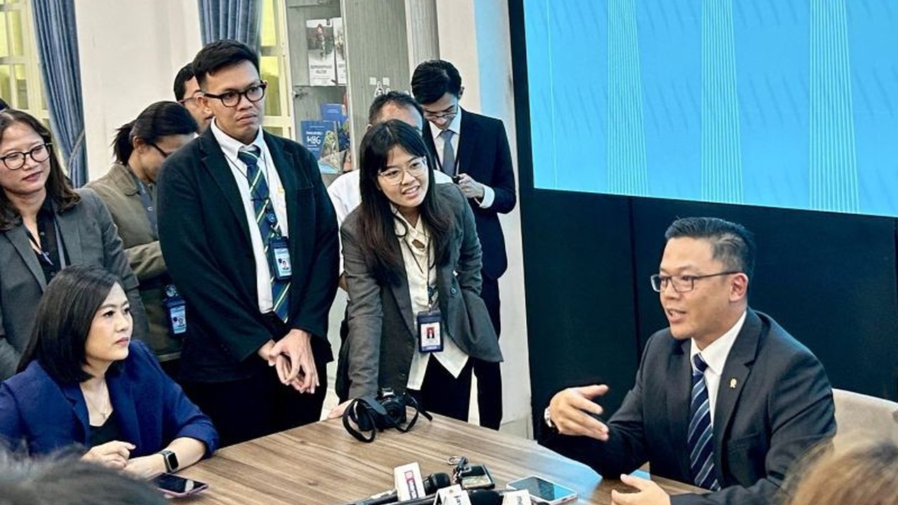 Partai Gerindra menyatakan masih menunggu perkembangan uji materi terhadap ketentuan ambang batas parlemen 4 persen, sembari mendorong proses politik yang lebih efisien di Indonesia.