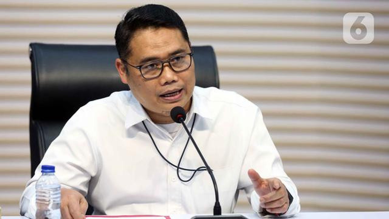 Pihak yang ditangkap langsung dibawa ke gedung Merah Putih KPK untuk diperiksa secara intensif. Tampak dalam foto, Plt Deputi Penindakan dan Eksekusi KPK, Asep Guntur Rahayu saat memberi kete