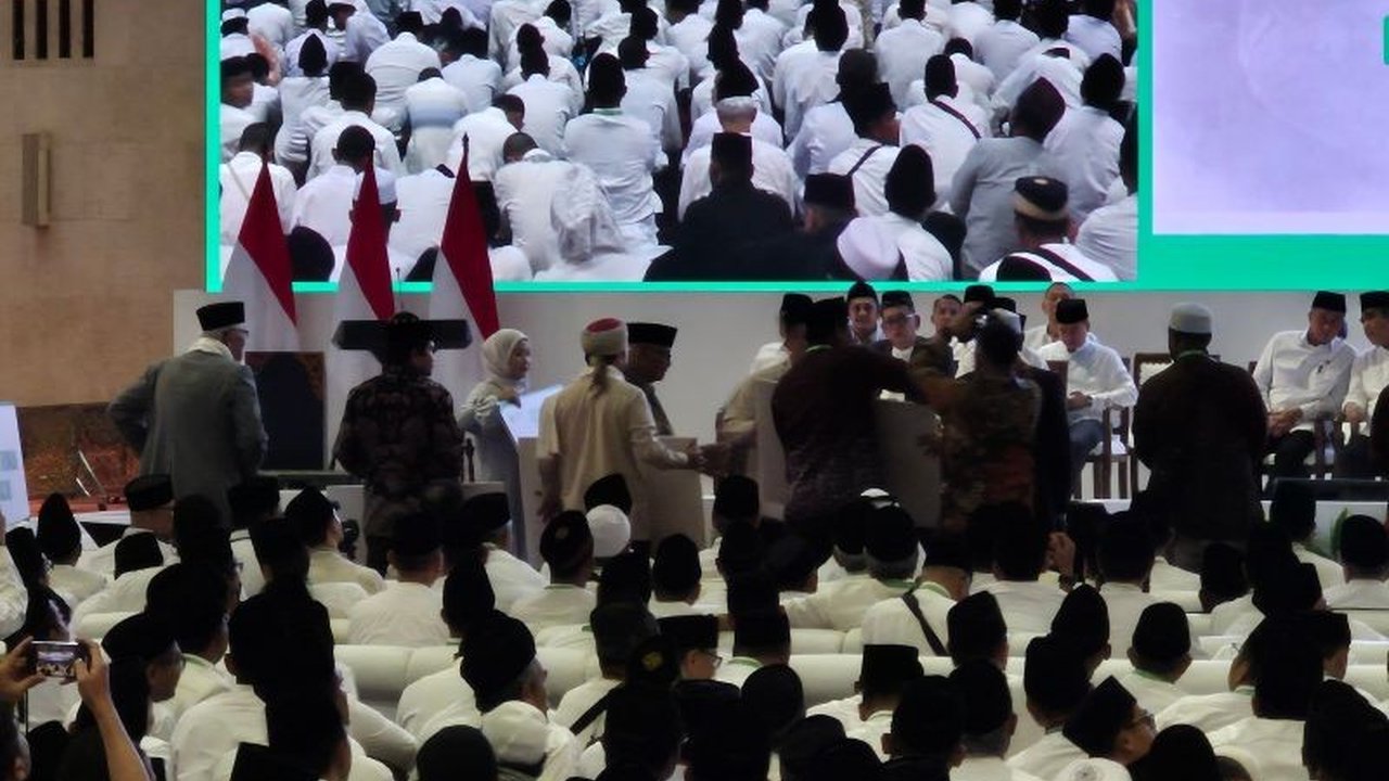 Majelis Ulama Indonesia (MUI) menunjukkan kepeduliannya dengan merevitalisasi 500 rumah marbot masjid dan guru ngaji yang terdampak bencana di Sumatera, menegaskan peran penting ormas Islam dalam penanggulangan bencana.