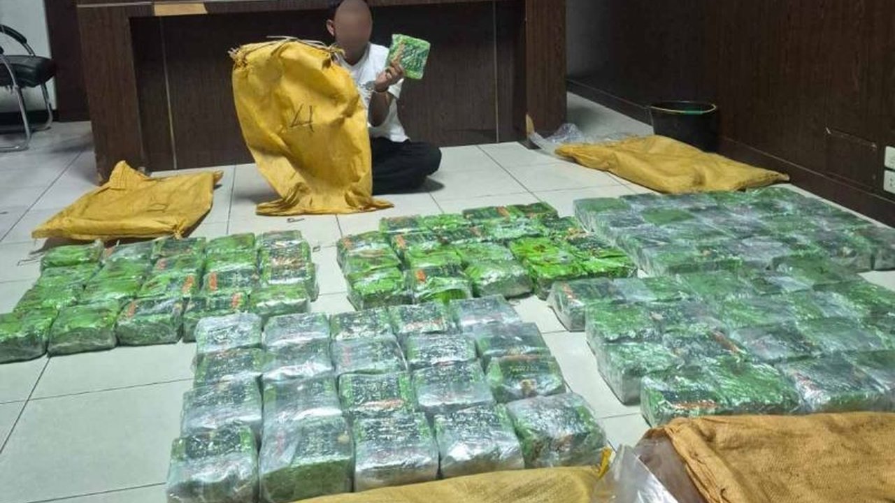 Tim gabungan Bea Cukai Aceh gagalkan sabu 60 kg di wilayah Bireuen dan Aceh Timur, mengungkap jaringan narkoba besar. Penangkapan ini merupakan pengembangan kasus sebelumnya, bagaimana modus operandi mereka?