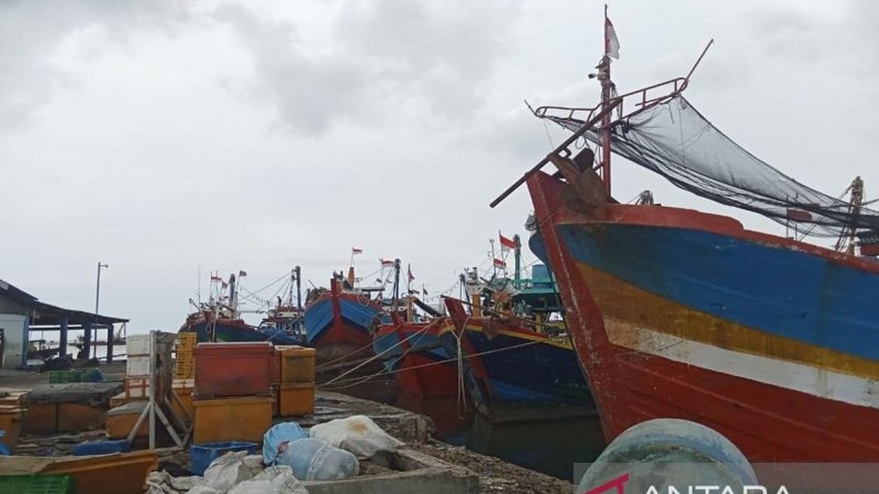 Pemerintah Provinsi Jawa Tengah mengalokasikan anggaran untuk Pengerukan Muara Sungai Batang di Klidang Lor, Kabupaten Batang, guna mengatasi pendangkalan yang menghambat aktivitas ribuan nelayan.