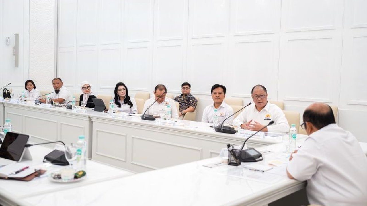 Kamar Dagang dan Industri (Kadin) Indonesia menyoroti peran sentral industri pengolahan sebagai penopang utama pertumbuhan ekonomi nasional pada tahun 2025, didorong investasi dan aktivitas manufaktur yang ekspansif.