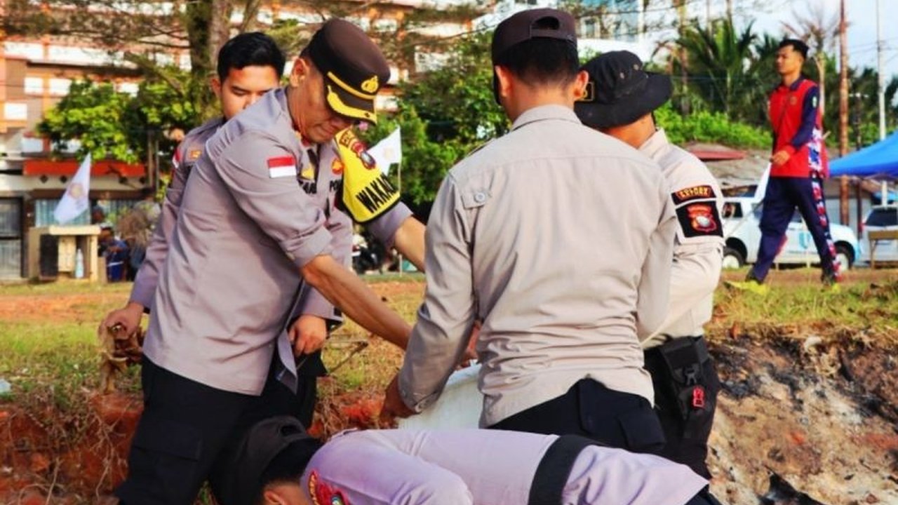 TNI, Polri, dan berbagai instansi lainnya bersatu dalam Gotong Royong Natuna membersihkan Pantai Piwang dan area sekitar, menunjukkan komitmen menjaga kebersihan lingkungan perbatasan serta memperkuat persatuan.