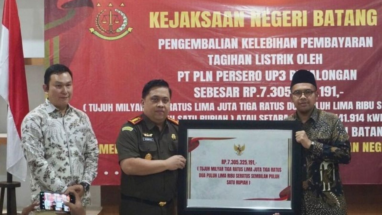 Kejaksaan Negeri Batang berhasil mengembalikan dana Rp7,3 miliar atas kelebihan bayar listrik Pemkab Batang ke kas daerah. Temuan kelebihan bayar listrik Batang ini merupakan hasil penyelidikan pidsus yang berfokus pada pemulihan keuangan negara dan pengu