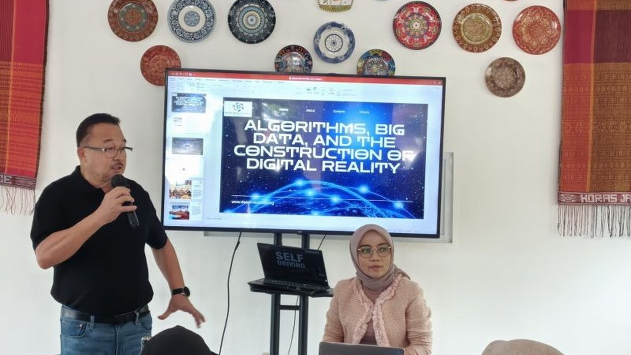 Pendiri Rumah Perubahan, Rhenald Kasali, menekankan peran vital Big Data dalam menyaring informasi kredibel di tengah derasnya arus digital, mengungkap tantangan hoaks dan konstruksi realitas.