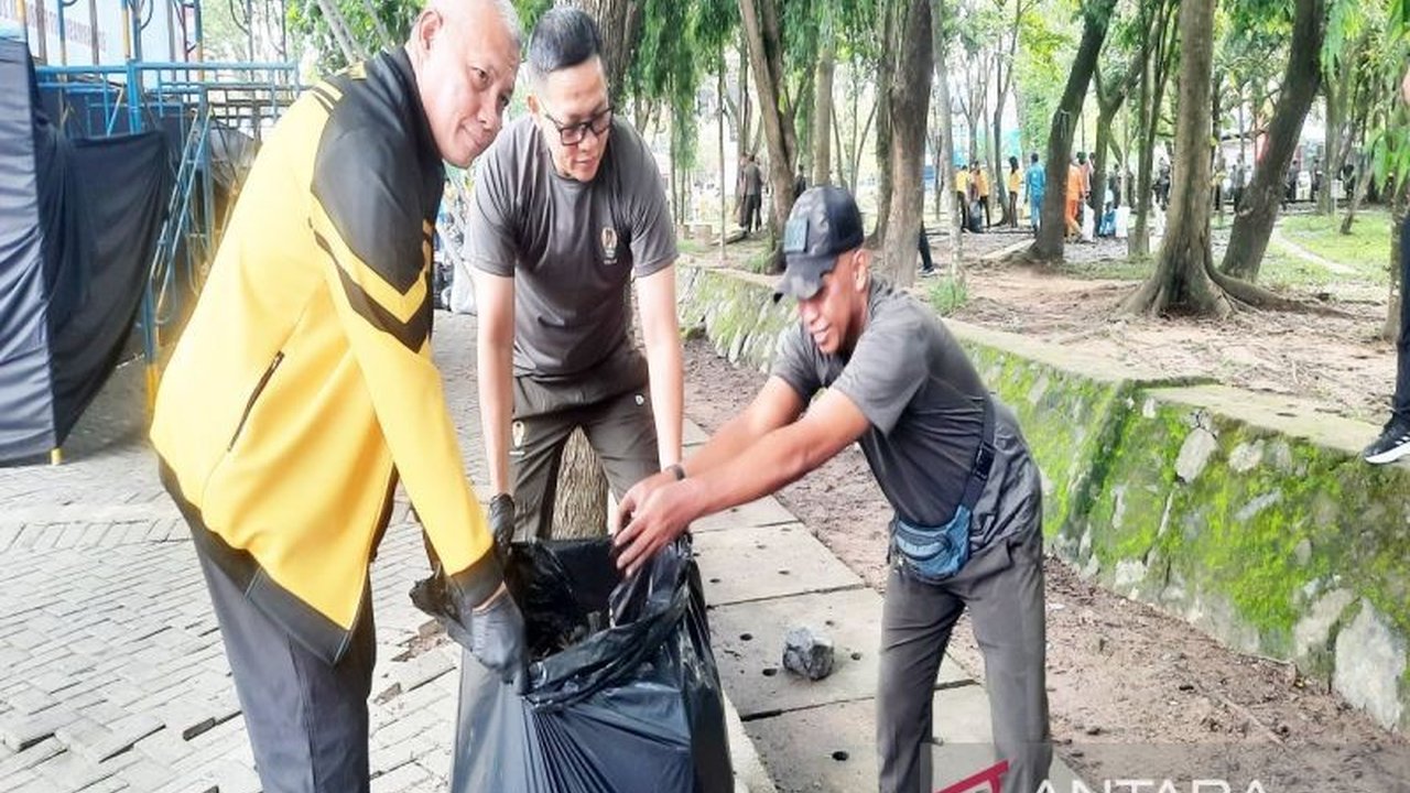 Kapolda Kalsel Irjen Pol Rosyanto Yudha Hermawan menginisiasi kerja bakti rutin untuk aksi bersih-bersih lingkungan, memulai gerakan kolaboratif wujudkan Kalsel bersih dan asri.