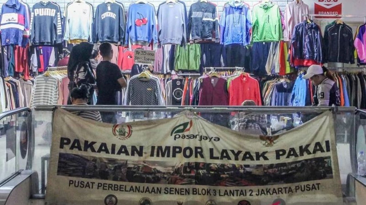 Kementerian Perdagangan dan Kementerian Keuangan bersinergi memperketat pengawasan Impor Pakaian Bekas Ilegal, sebuah langkah tegas untuk melindungi industri tekstil domestik dan menindak pelanggaran.
