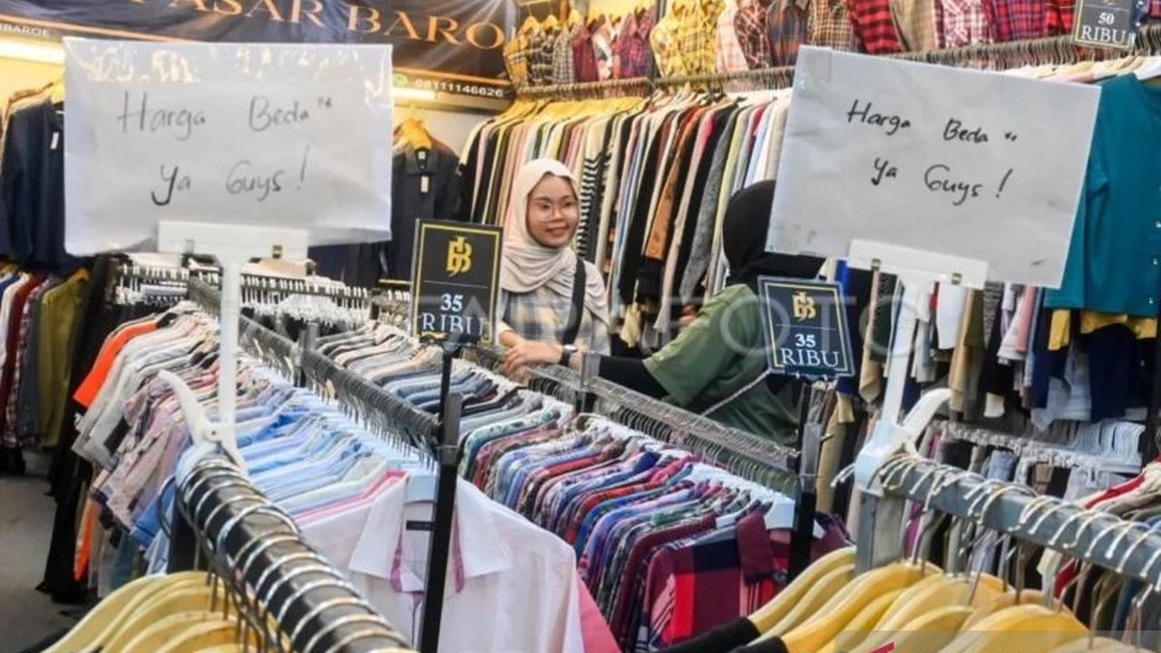 Meskipun thrifting menawarkan harga terjangkau, dokter kulit mengingatkan akan risiko infeksi dan iritasi kulit serius jika baju bekas tidak dibersihkan. Pahami bahaya di balik tren thrifting ini.
