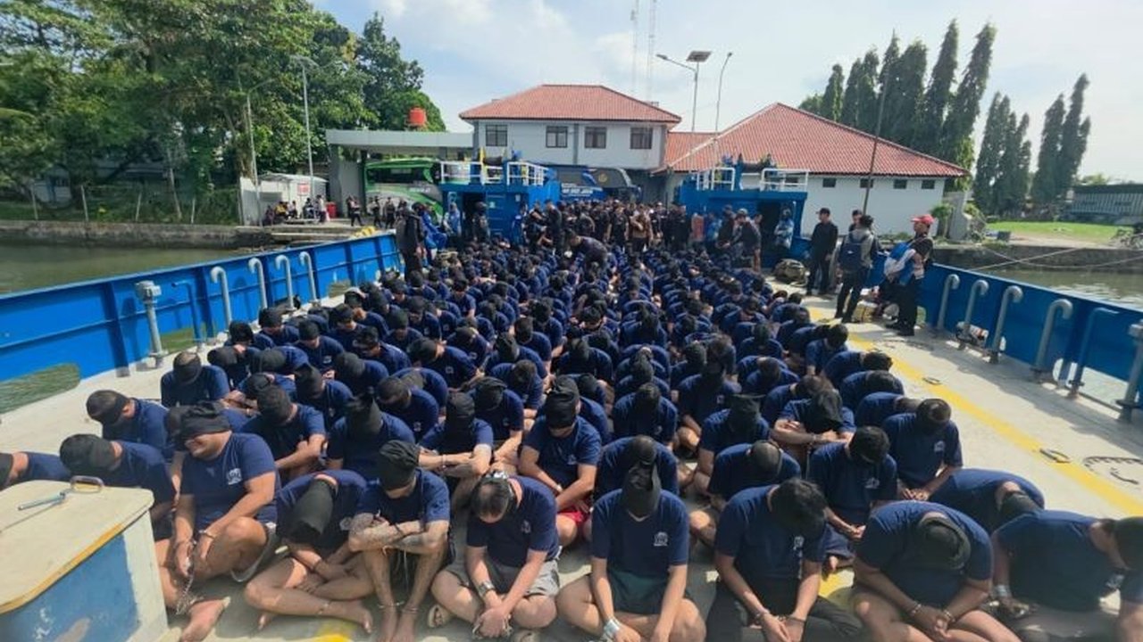 Kementerian Imigrasi dan Pemasyarakatan (Kemenimipas) telah memindahkan 241 narapidana berisiko tinggi ke Nusakambangan pekan ini, sebuah langkah strategis untuk membersihkan lingkungan pemasyarakatan dari peredaran narkotika dan ponsel ilegal serta mempe