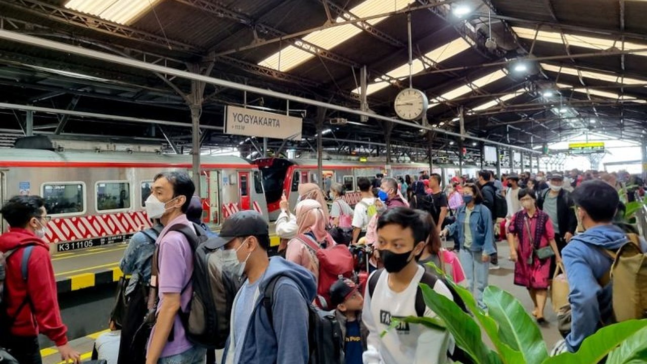 PT KAI terus memperkuat mobilitas aglomerasi Jawa Tengah melalui peningkatan layanan kereta api. Temukan bagaimana tren perjalanan masyarakat semakin mengandalkan transportasi rel untuk berbagai kebutuhan.