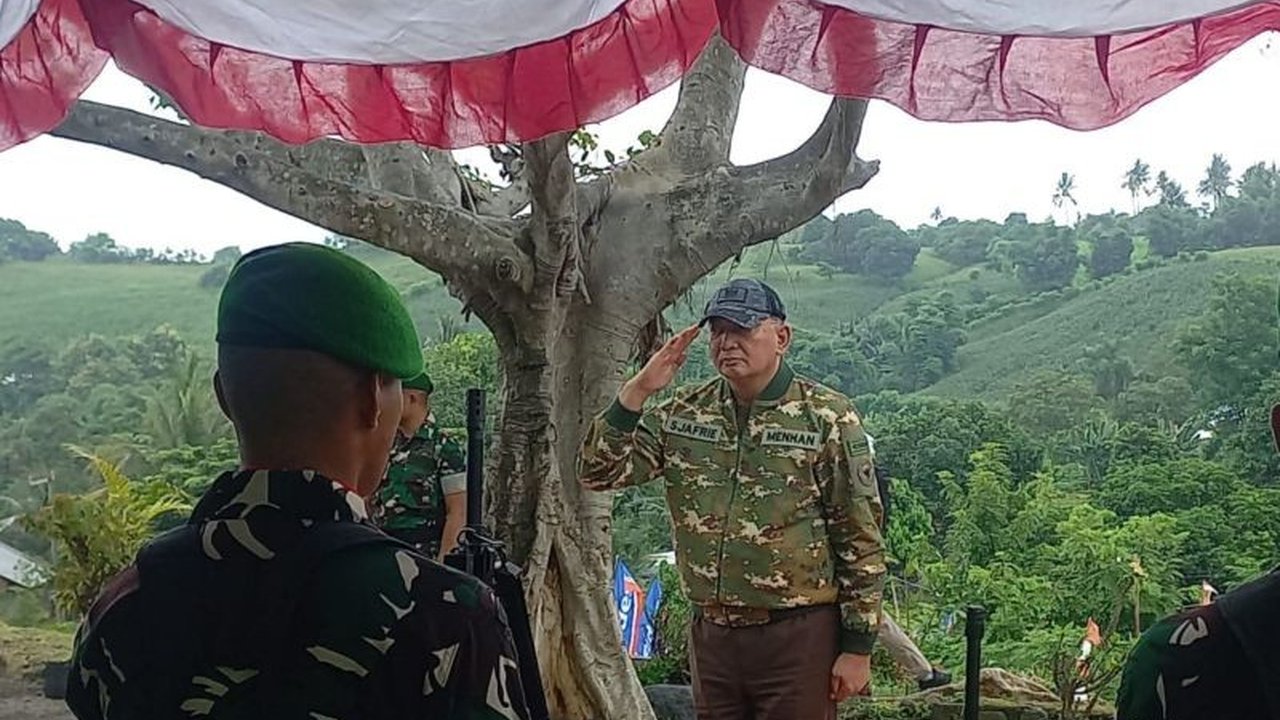 Menteri Pertahanan (Menhan) Jenderal TNI (Purn) Dr. Sjafrie Sjamsoeddin menekankan pentingnya Prajurit TNI Dekat Rakyat, khususnya bagi Brigif TP 31/PS di Dompu, NTB, sebagai wujud pengabdian kepada bangsa dan negara.
