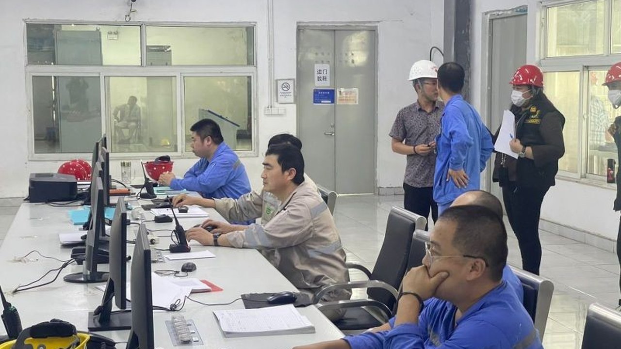 Kementerian Ketenagakerjaan (Kemnaker) terus memperketat pengawasan penggunaan Tenaga Kerja Asing (TKA) di Indonesia. Temuan di Morowali mengungkap puluhan TKA tanpa izin kerja, memicu tindakan tegas.