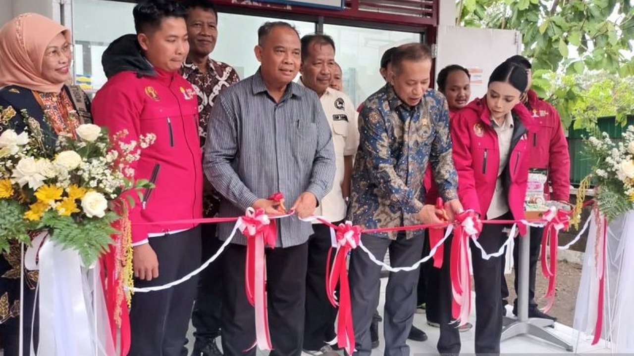 Menteri Koperasi Ferry Juliantono meresmikan Peluncuran Produk HIPMI DIY untuk memasok Koperasi Desa/Kelurahan Merah Putih (KDKMP), menandai langkah strategis penguatan ekonomi kerakyatan dan UMKM lokal di seluruh Indonesia. Simak dampaknya bagi UMKM dan.