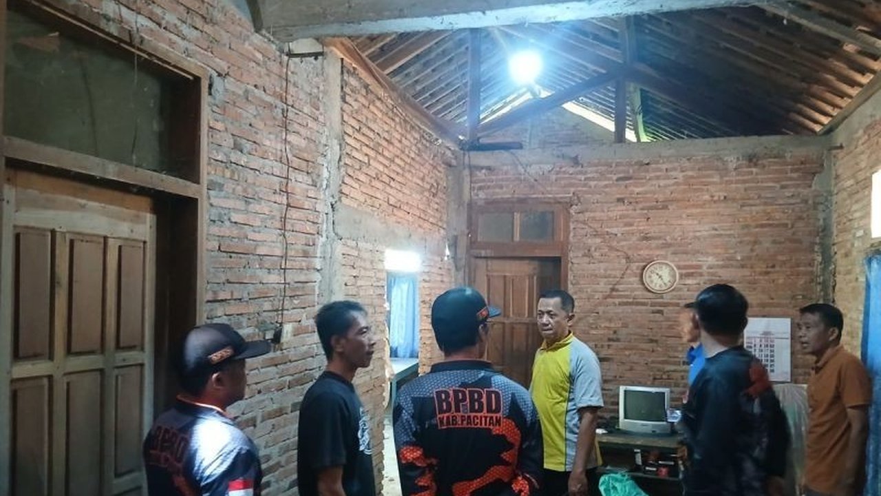 Gempa bermagnitudo 6,4 mengguncang Pacitan, menyebabkan 43 bangunan terdampak. BPBD Pacitan terus mendata skala kerusakan, termasuk rumah warga dan fasilitas umum, untuk penanganan Dampak Gempa Pacitan yang tepat sasaran.