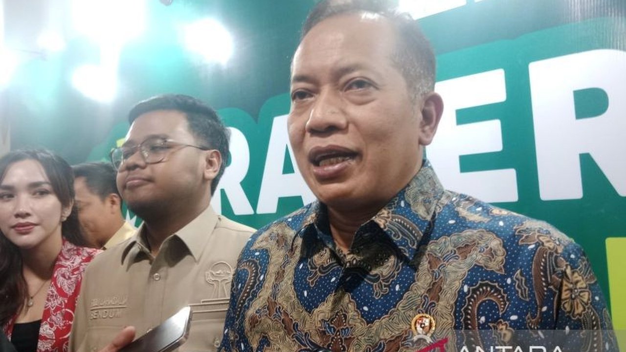 Kementerian Koperasi mendorong produksi genteng ramah lingkungan menggunakan teknologi pencampuran limbah batu bara dan tanah liat, mendukung program gentengisasi Presiden Prabowo Subianto untuk hunian yang lebih baik.