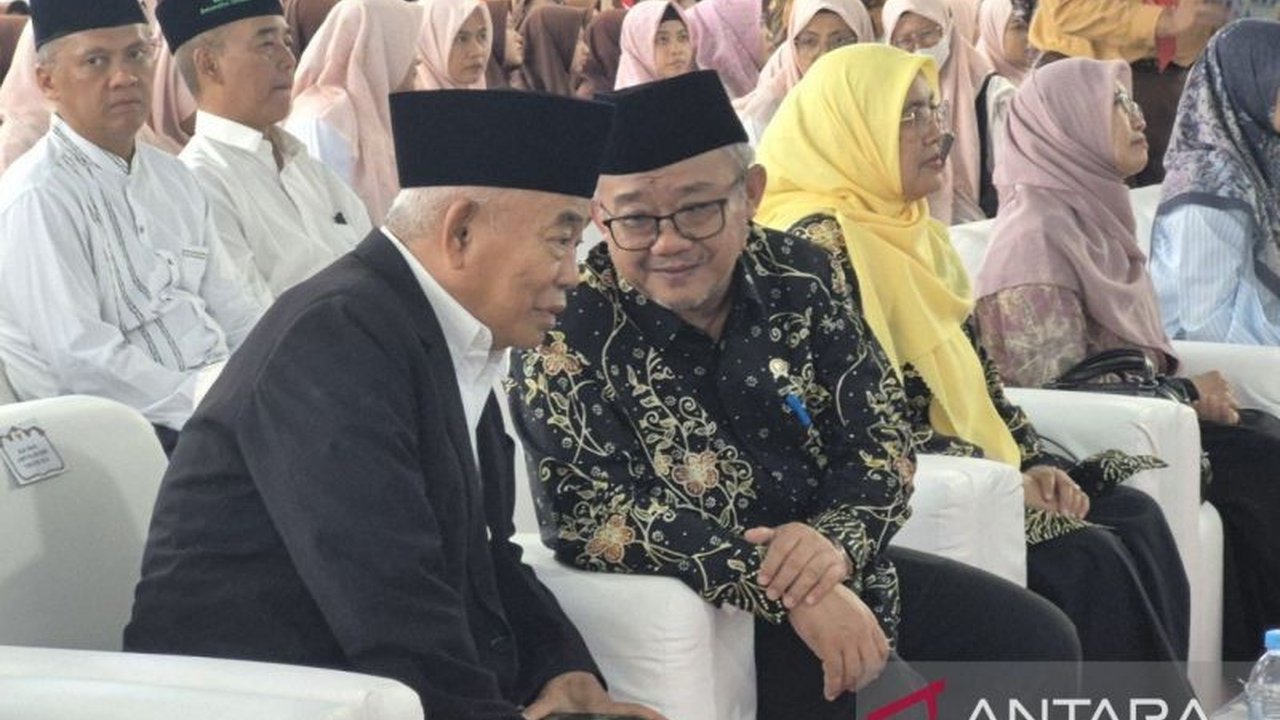 Menteri Pendidikan Dasar dan Menengah Abdul Mu'ti menegaskan pentingnya pendidikan karakter siswa yang berakar di hati untuk membentuk generasi berdaya saing, menguasai teknologi tanpa diperbudak, serta memiliki akhlak mulia.