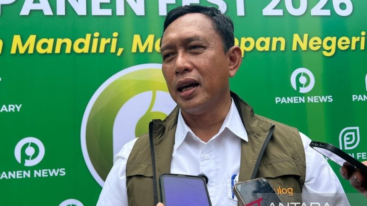 Direktur Utama Bulog mengungkap peran vital TNI, khususnya Babinsa, dalam mencapai target penyerapan beras nasional Bulog hingga 3 juta ton pada tahun 2025, tertinggi sepanjang sejarah, demi ketahanan pangan.