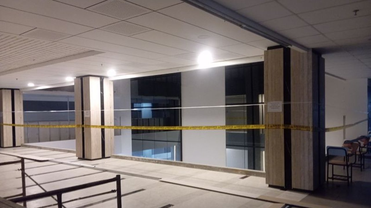 Seorang mahasiswi Unpam Serang tewas setelah terjatuh dari lantai dua Gedung C kampus. Polisi kini tengah menyelidiki penyebab pasti insiden tragis yang menimpa mahasiswi Unpam Serang ini.
