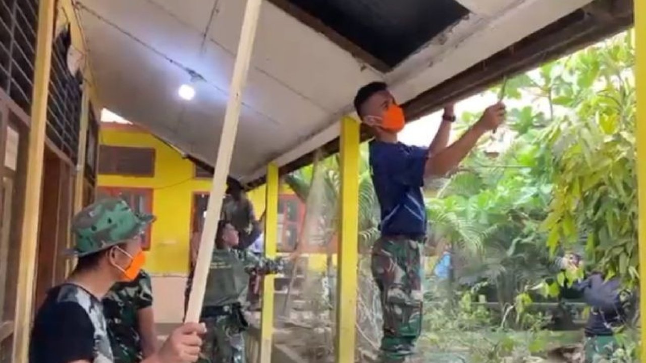 Sejumlah Sekolah Terdampak Banjir Aceh Sumut yang lumpuh akibat bencana akhir tahun lalu kini telah kembali beroperasi. Simak bagaimana peran aktif personel TNI dalam memulihkan fasilitas pendidikan demi keberlangsungan belajar siswa.