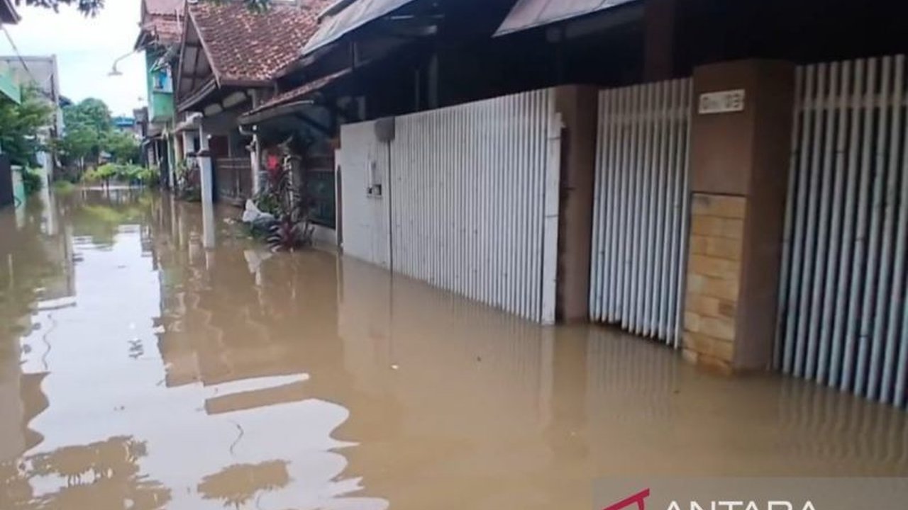 Empat desa di Kabupaten Cirebon terdampak banjir pada 6 Februari 2026 setelah hujan deras dan cuaca ekstrem menyebabkan Sungai Kedung Pane serta Sungai Pekik meluap, merendam ratusan rumah dan fasilitas umum. Simak detail dampak dan penanganannya.