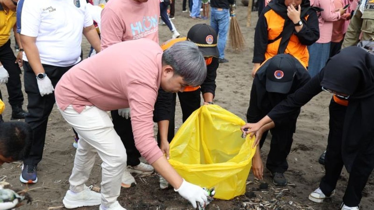 Bupati Jember Muhammad Fawait memimpin langsung Aksi Bersih Pantai Jember melibatkan ribuan pelajar dan masyarakat, wujudkan komitmen menjadikan pariwisata berstandar internasional sesuai arahan Presiden.