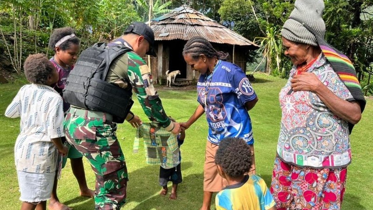 Prajurit Satgas Pamtas Yonif 511/DY menyalurkan pakaian baru dan alat tulis kepada anak-anak Distrik Kanggime, Papua Pegunungan, sebagai wujud nyata kemanunggalan TNI dan dukungan masa depan.