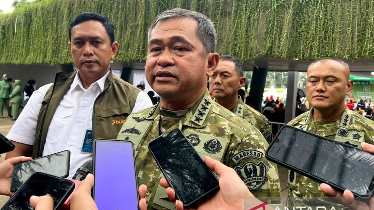 Kepala Staf TNI Angkatan Darat (KSAD) Jenderal TNI Maruli Simanjuntak menegaskan komitmen TNI AD dalam memperkuat ketahanan pangan nasional melalui program agroforestri, meskipun bukan tugas pokok. Simak bagaimana program ini berkembang dan kontribusinya.