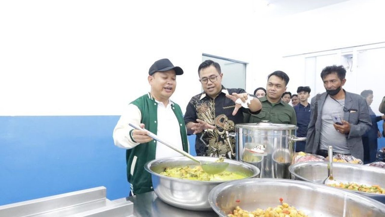 DPRD Kota Tangerang mendesak Pemkot Tangerang untuk rutin melakukan evaluasi dan standarisasi terukur pada SPPG demi menjaga kualitas kebersihan dan higienitas, serta memastikan keberhasilan program Makan Bergizi Gratis (MBG). Langkah ini krusial untuk me