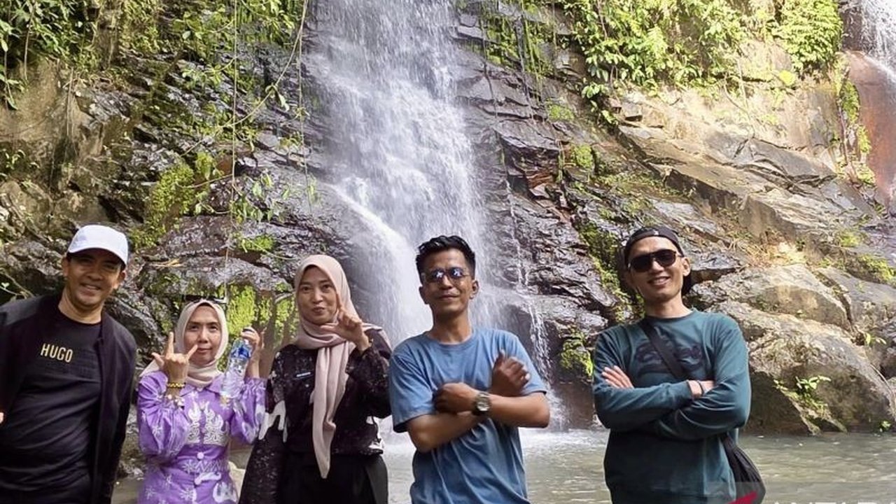 Air Terjun Selendang Bidadari Lampung Selatan kini menjadi magnet baru pariwisata dengan keindahan alamnya yang asri dan sejuk, menarik perhatian wisatawan lokal dan luar daerah.
