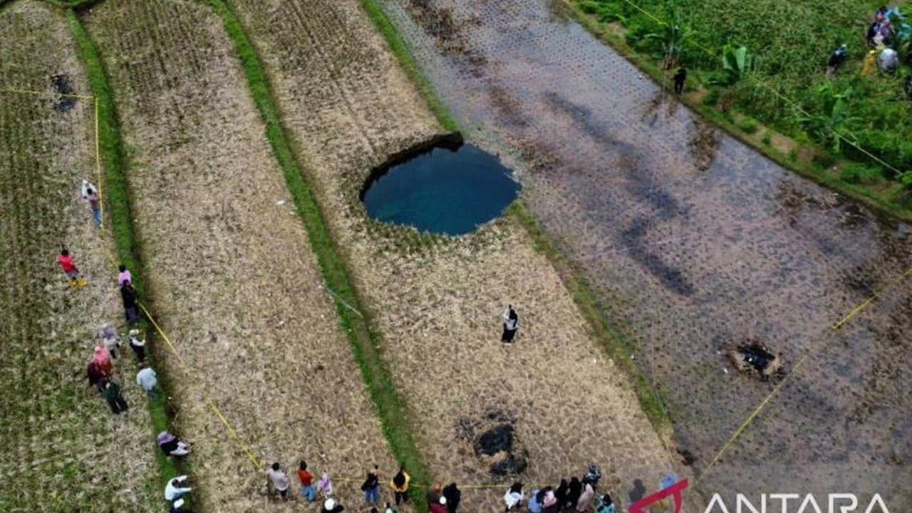 Badan Geologi Kementerian ESDM memaparkan dua opsi penanganan fenomena Sinkhole Situjuah di Limapuluh Kota, Sumatera Barat, termasuk membiarkannya terbuka atau mencegah pelebaran.