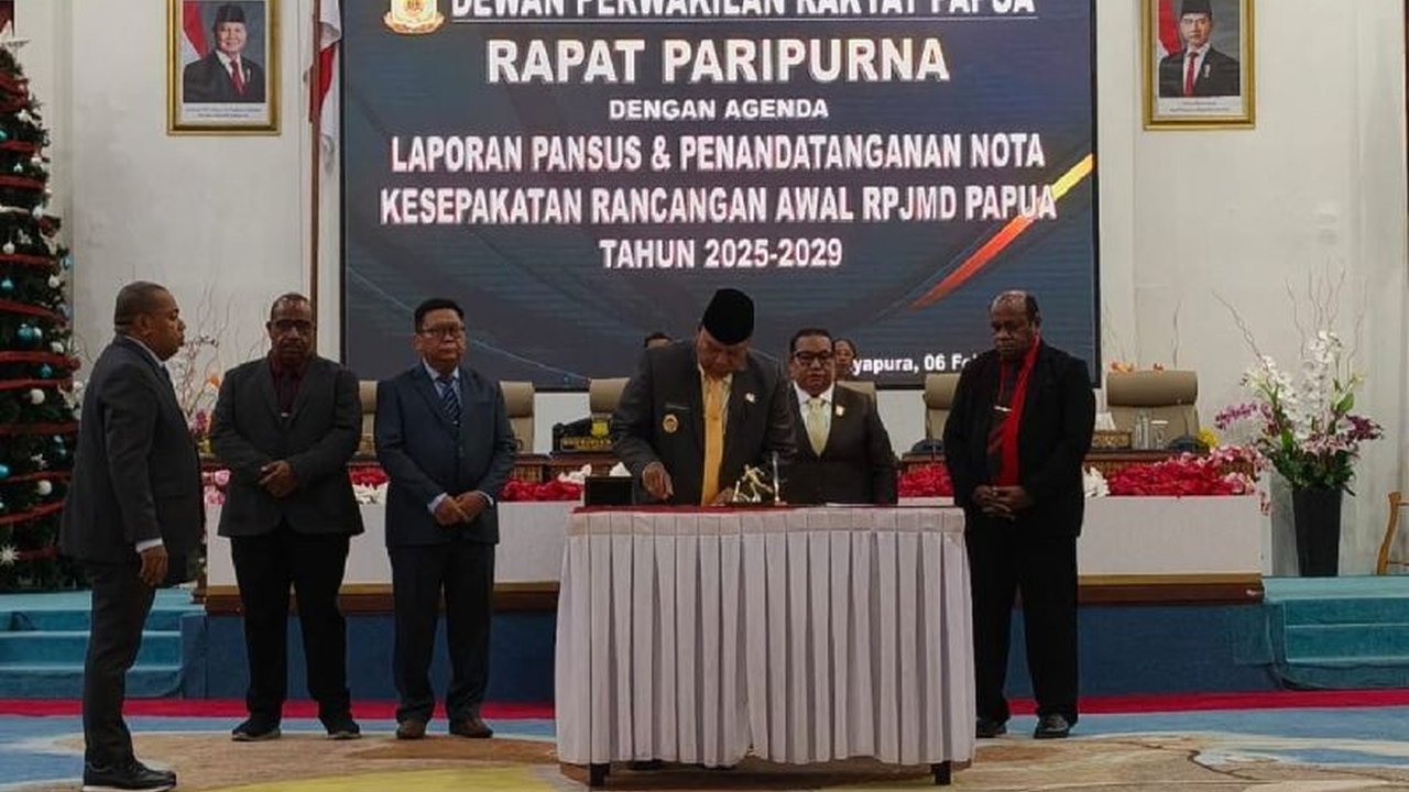 Pemerintah Provinsi Papua memfokuskan arah pembangunan lima tahun ke depan pada Transformasi Papua Cerdas, Sejahtera, dan Harmonis (Cerah). Simak bagaimana RPJMD 2025-2029 menjadi pedoman strategis pembangunan daerah.