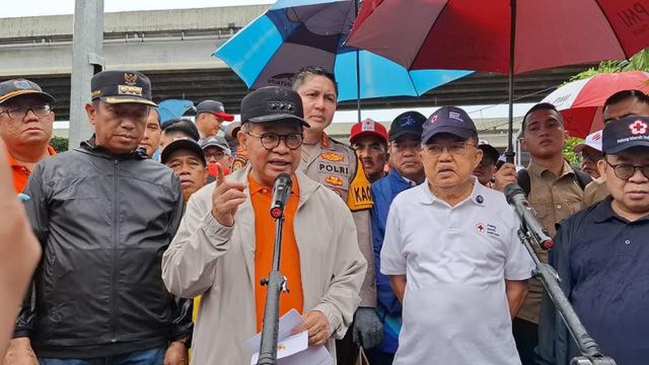 Gubernur Jakarta Pramono Anung bersama Ketua Palang Merah Indonesia Muhammad Jusuf Kalla (JK) mengikuti kerja bakti bertajuk Jaga Jakarta Bersih yang digelar serentak di seluruh wilayah Jakar