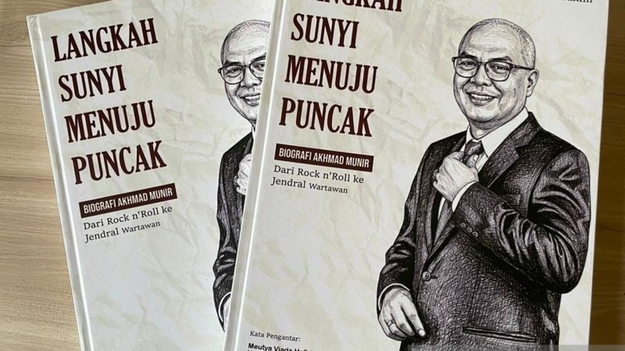 Buku biografi Akhmad Munir mengungkap perjalanan inspiratif seorang anak desa dari Sumenep, dari panggung rock n' roll hingga menjadi pemimpin pers nasional. Simak kisah lengkapnya!